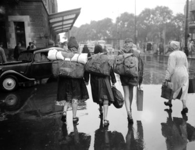 Vertrek vakantiegangers in regen CS, Bestanddeelnr 906-5999