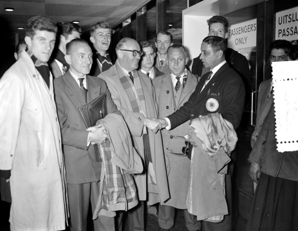 Vertrek Schiphol mr Norris trainer hockeyteam terug na India, Bestanddeelnr 908-1392