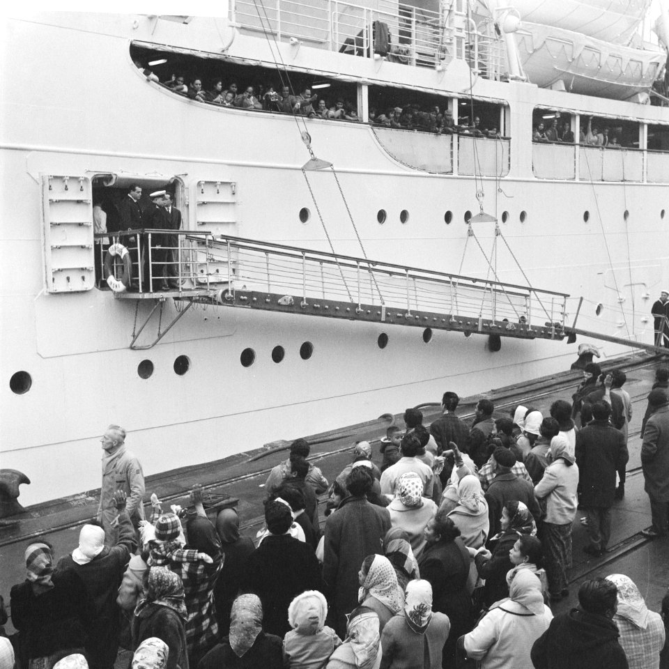Vertrek uit Rotterdam van de Fair Sea met 287 Ambonezen die weer repatriëren n, Bestanddeelnr 913-2410