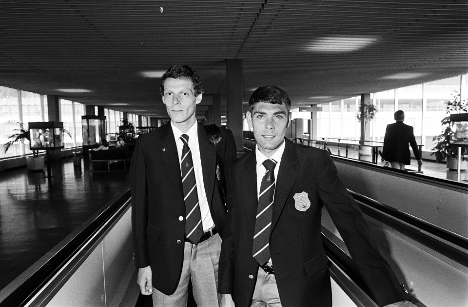 Vertrek atleten Gerard Nijboer (l) en Cor Vriend (r) van Schiphol naar Moskou, Bestanddeelnr 930-9405