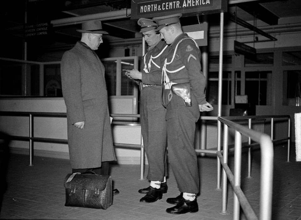 Vertrek Dr. Varossieau naar Amerika bij douane, Bestanddeelnr 903-2792