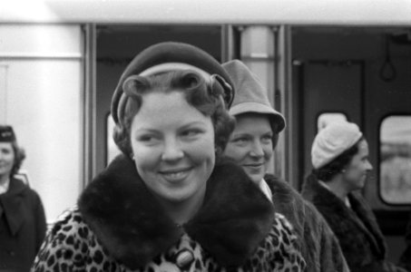 Vertrek Prinses Beatrix en Prinses Irene van Schiphol naar Stockholm, Bestanddeelnr 911-0878