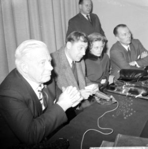 Vertrek Anton Huiskes naar Davos, v.l.n.r. de heer Wesseloo, Huiskes en echtgeno, Bestanddeelnr 918-7213