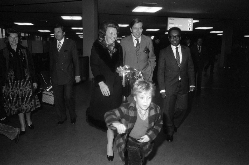 Vertrek Prinses Beatrix en Prins Claus naar Suriname op Schiphol Beatrix, Claus, Bestanddeelnr 928-2806