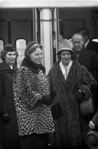 Vertrek Prinses Beatrix en Prinses Irene van Schiphol naar Stockholm, Bestanddeelnr 911-0879