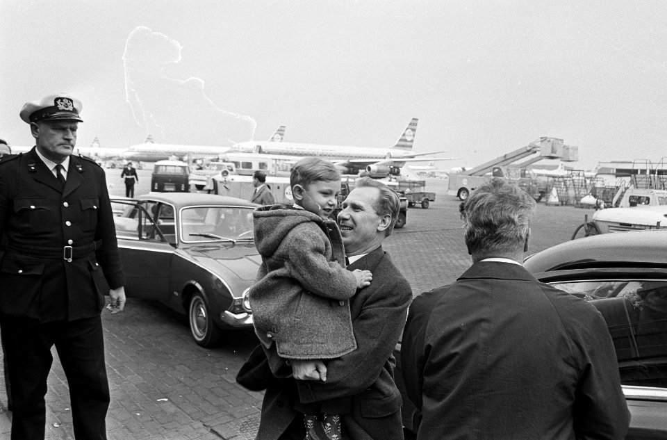 Vertrek Rus Gloukhov van Schiphol, met zoontje, Bestanddeelnr 920-2381