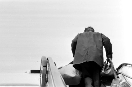 Vertrek Rus Gloukhov van Schiphol, op de vliegtuigtrap, Bestanddeelnr 920-2379