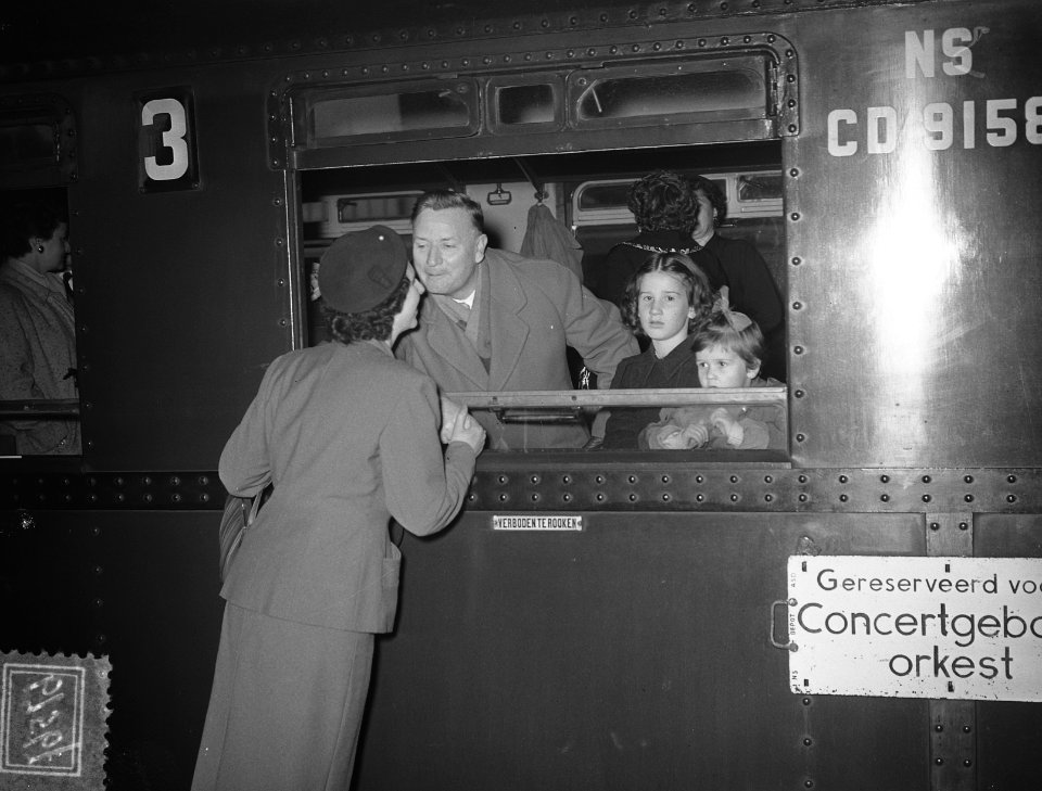 Vertrek Concertgebouworkest naar Amerika, vertrek per trein van Centraal Station, Bestanddeelnr 906-7567