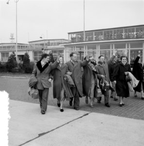 Vertrek van 4 bruidsparen tegelijk naar Canada van Schiphol, Bestanddeelnr 906-3565