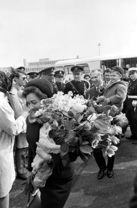 Vertrek Rus Gloukhov van Schiphol, mevrouw met bloemen, de Rus met zoontje, Bestanddeelnr 920-2377
