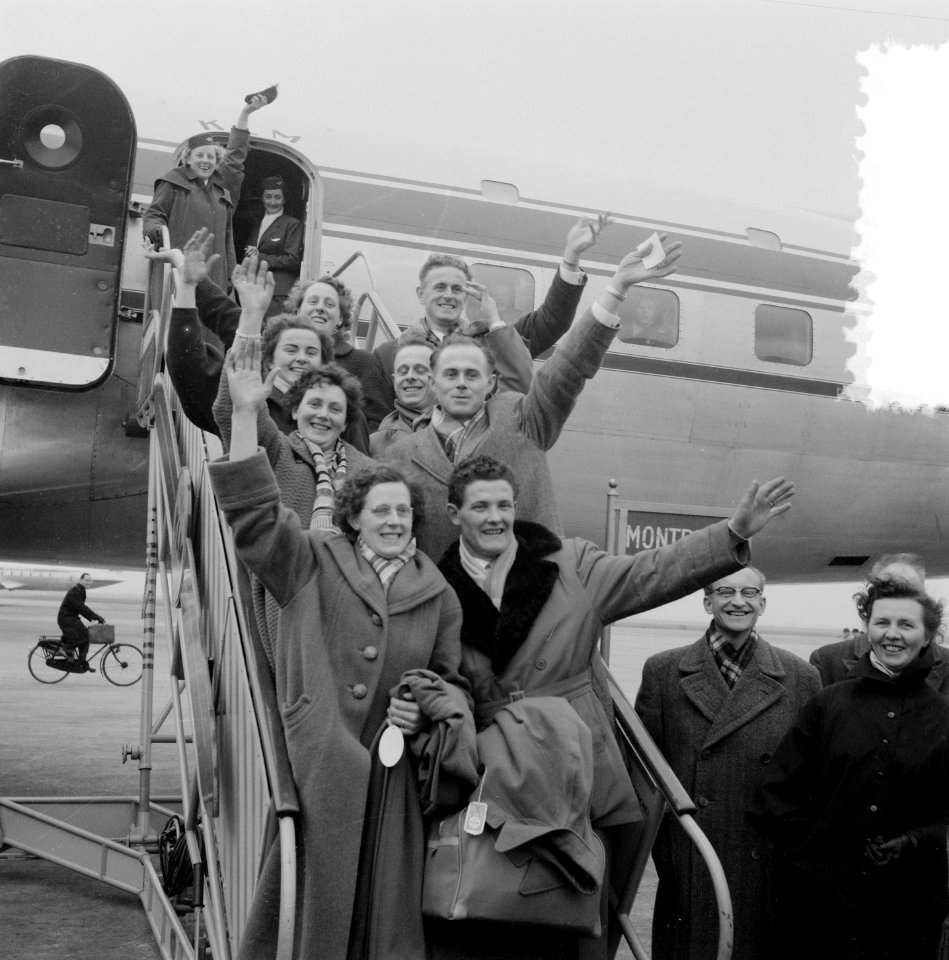 Vertrek van 4 bruidsparen tegelijk naar Canada van Schiphol, Bestanddeelnr 906-3566