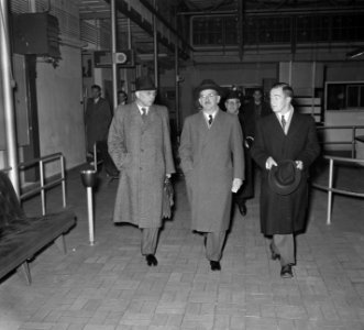Vertrek Bondskanselier Dr. Figl van Oostenrijk. Op Schiphol, Bestanddeelnr 905-3726