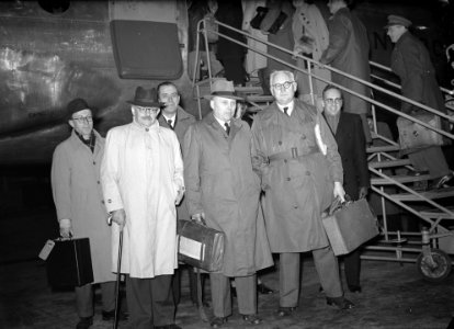 Vertrek Commissi Generaal groep met Koos Vorrink voor het vliegtuig, Bestanddeelnr 901-9883