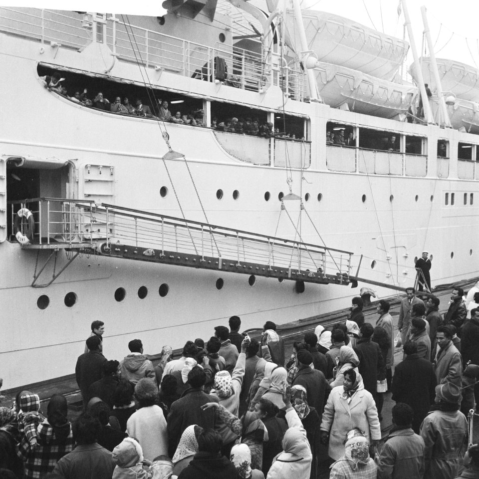 Vertrek uit Rotterdam van de Fair Sea met 287 Ambonezen die weer repatriëren n, Bestanddeelnr 913-2411