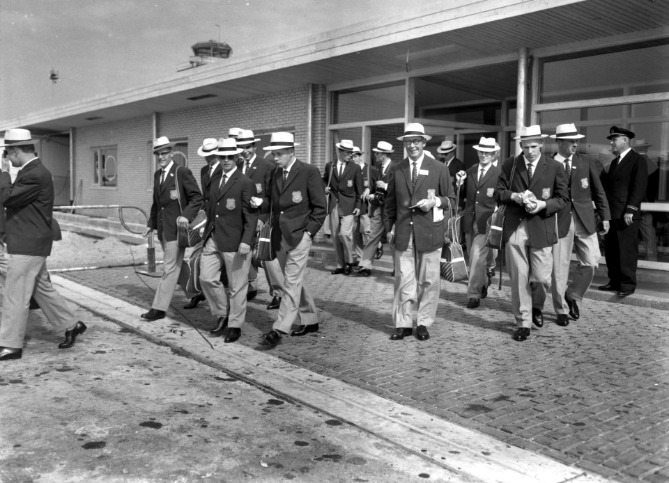 Vertrek boksers en wielrenners naar Rome, de deelnemers begeven zich naar het vl, Bestanddeelnr 911-5210