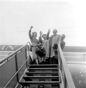 Vertrek Dr. W. Drees met echtgenote en minister mr. J. Algera benevens de Commis, Bestanddeelnr 906-0110