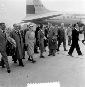 Vertrek Dr. W. Drees met echtgenote en minister mr. J. Algera benevens de Commis, Bestanddeelnr 906-0111