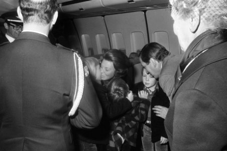 Vertrek Prinses Beatrix en Prins Claus naar Suriname op Schiphol Beatrix en Cla, Bestanddeelnr 928-2805