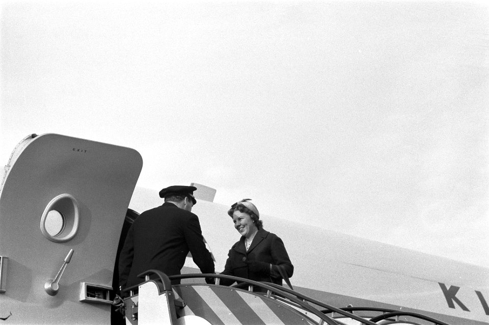 Vertrek Prinses Beatrix naar Canada voor bijwoning huwelijk van Renee Roell , de, Bestanddeelnr 911-8261