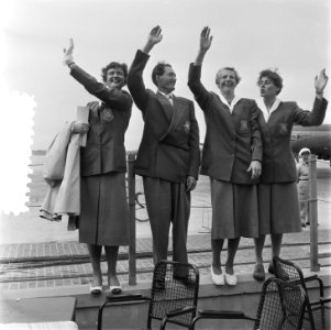 Vertrek Nederlandse atleten naar Helsinki.Puck Brouwer, Wim Slijkhuis, Fanny Bla, Bestanddeelnr 905-2245