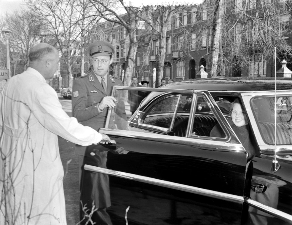 Vertrek Prinses Beatrix uit Academisch Ziekenhuis Utrecht. Bij de autodeur prins, Bestanddeelnr 907-0134