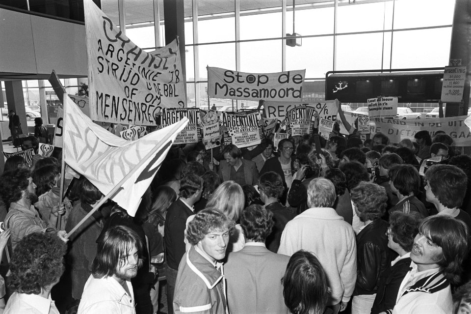 Vertrek Nederlands elftal van Schipol overzicht demonstratie met midden Bram en, Bestanddeelnr 929-7422