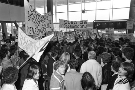 Vertrek Nederlands elftal van Schipol overzicht demonstratie met midden Bram en, Bestanddeelnr 929-7422