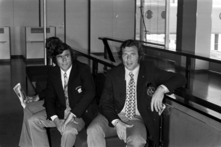 Vertrek Nederlands elftal van Schiphol naar Praag, nummer Gerrie de Goede, Bestanddeelnr 925-8412