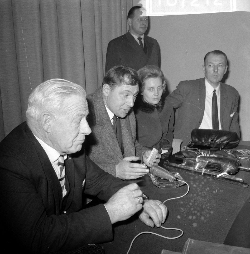 Vertrek Anton Huiskes naar Davos, v.l.n.r. de heer Wesseloo, Huiskes en echtgeno, Bestanddeelnr 918-7212
