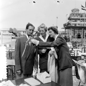 Vertrek Nederlandse atleten naar Helsinki, Wim Slijkhuis, Fanny Blankers-Koen e…, Bestanddeelnr 905-2243