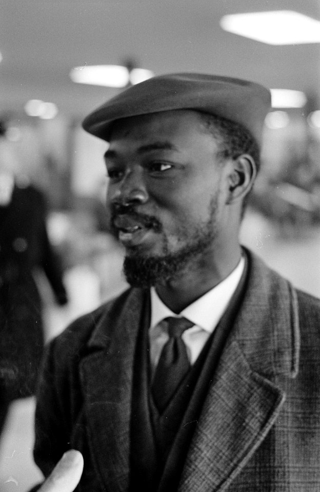 Vertrek Baba Sy naar Senegal Baba Sy op Schiphol, Bestanddeelnr 913-4550