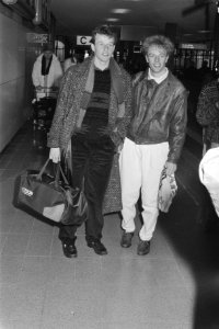 Vertrek schaatsers Leo Visser (l) en Gerard Kemkers van Schiphol voor WK in Rusl, Bestanddeelnr 934-1999