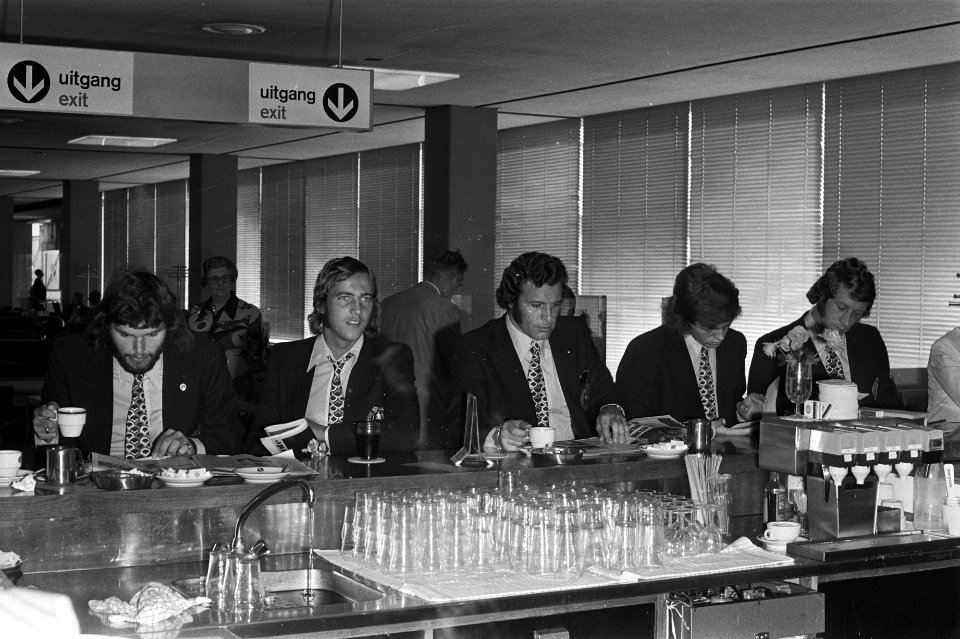 Vertrek Nederlands elftal van Schiphol naar Praag, nummer en 19 Jack van Zanten , Bestanddeelnr 925-8414