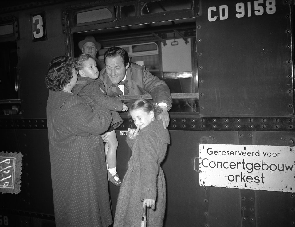 Vertrek Concertgebouworkest naar Amerika, vertrek per trein van Centraal Station, Bestanddeelnr 906-7570