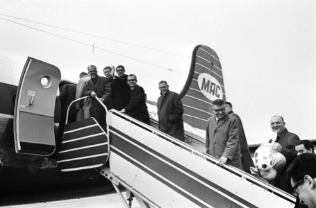 Vertrek Nederlands elftal vanaf Schiphol naar Albanie, de spelers op vliegtuigtr, Bestanddeelnr 917-0450