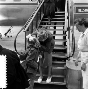 Vertrek Nederlandse atleten naar Helsinki. Fanny Blankers-Koen kust haar dochter, Bestanddeelnr 905-2242
