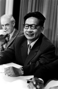 Vertrek Chinese delegatie Academie van Wetenschappen vanaf Schiphol persconfere, Bestanddeelnr 929-7792