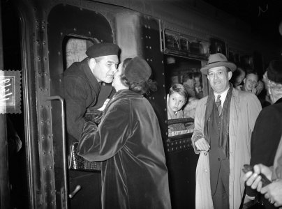 Vertrek Concertgebouworkest naar Amerika, vertrek per trein van Centraal Station, Bestanddeelnr 906-7571