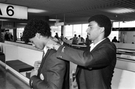 Vertrek Nederlands elftal van Schiphol voor wedstrijd tegen IJsland Ruud Gullit, Bestanddeelnr 932-3003