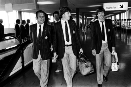 Vertrek Nederlands Elftal vanaf Schiphol i.v.m. Europese Kampioenschappen in Ita, Bestanddeelnr 930-8583