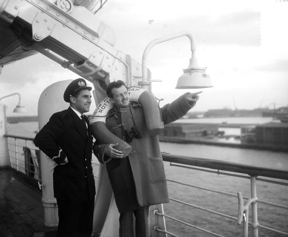 Vertrek Nieuw Amsterdam uit Amsterdam voor Amerika. Toon Hermans als passagier, Bestanddeelnr 905-4104
