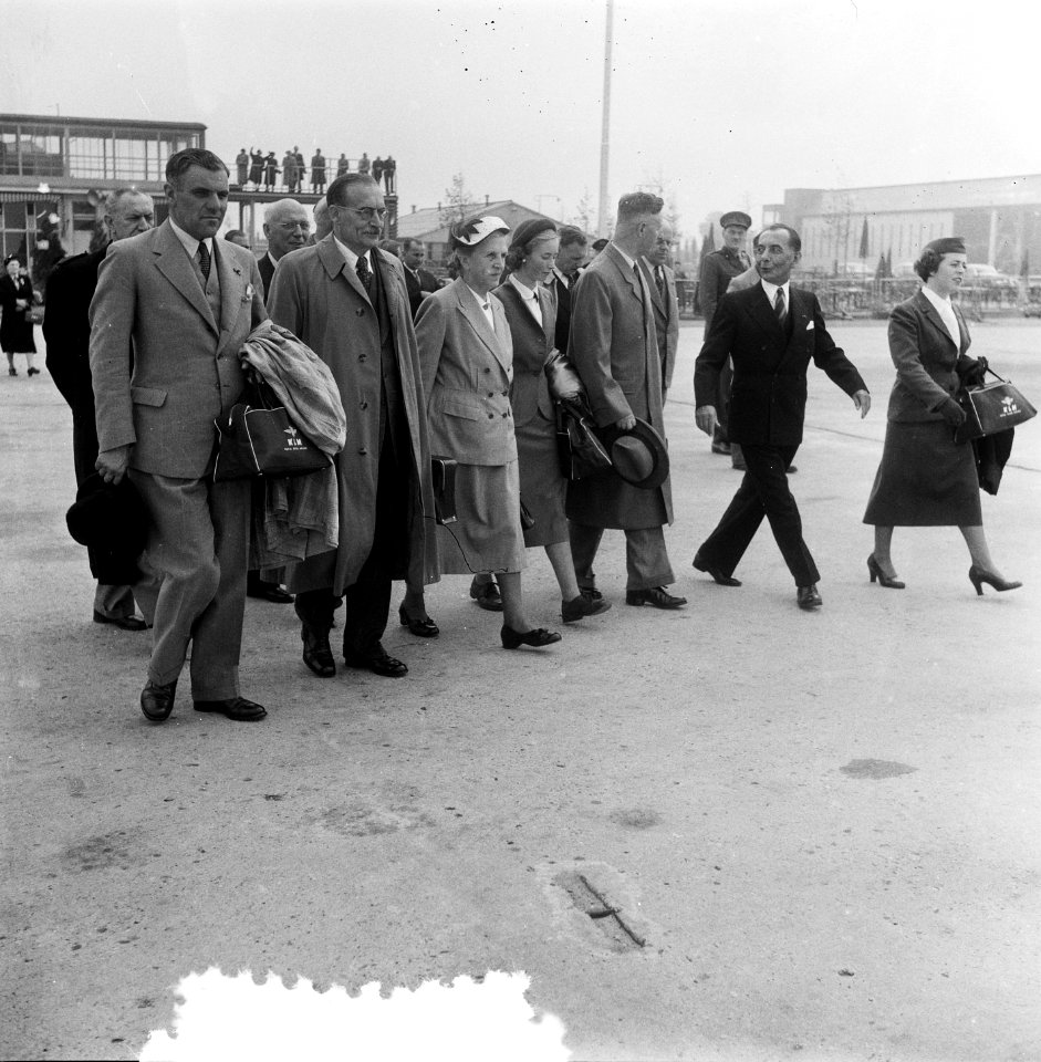 Vertrek Dr. W. Drees met echtgenote en minister mr. J. Algera benevens de Commis, Bestanddeelnr 906-0108