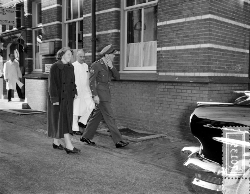 Vertrek Prinses Beatrix uit Academisch Ziekenhuis Utrecht. Samen met prins Bernh, Bestanddeelnr 907-0135