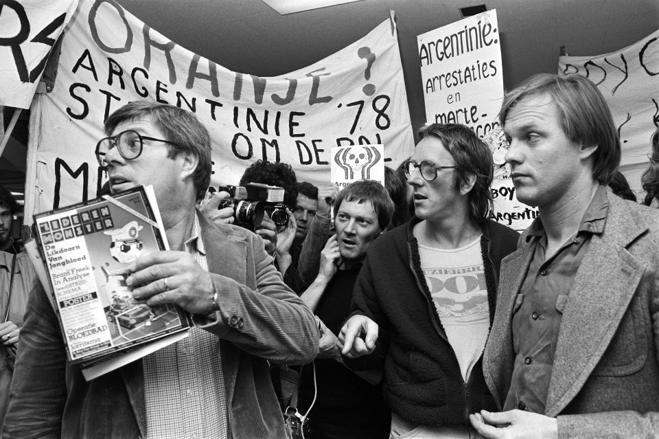 Vertrek Nederlands elftal van Schipol overzicht demonstratie met Bram en Freek , Bestanddeelnr 929-7428