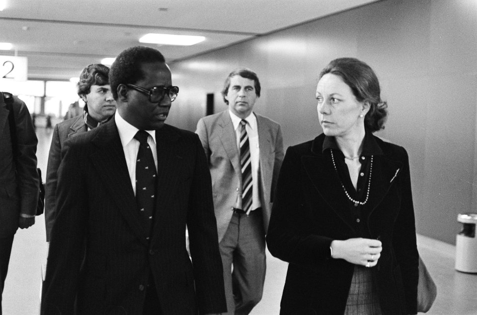 Vertrek staatssecretaris Smit Kroes vanaf Schiphol naar Lagos (Nigeria), zij wor, Bestanddeelnr 930-1664