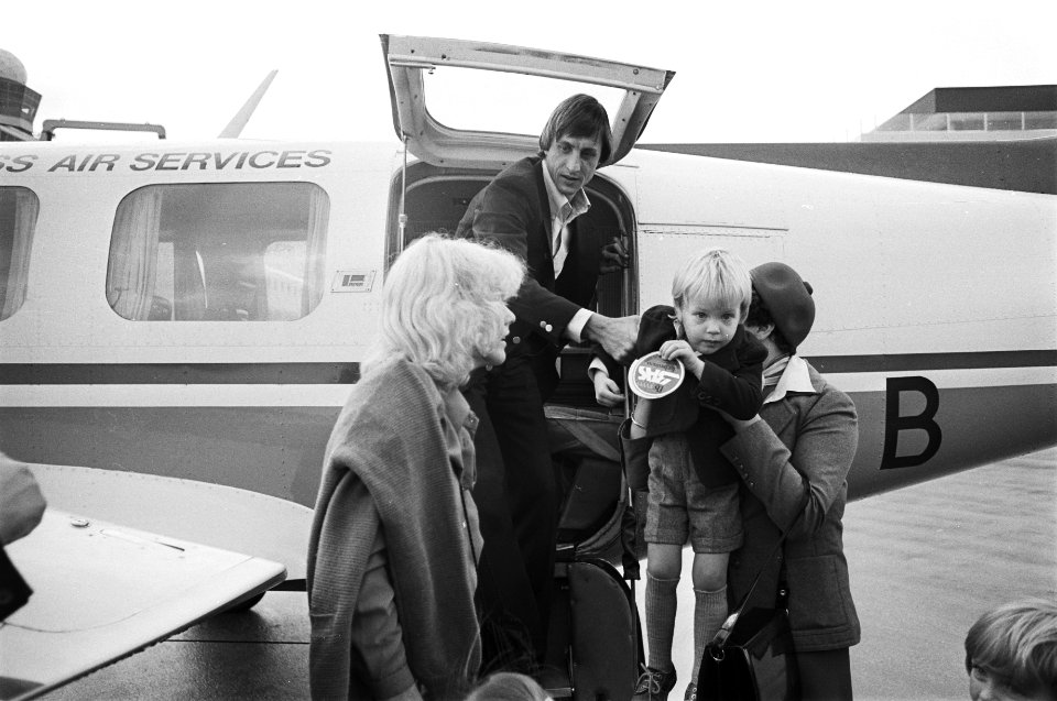 Vertrek Nederlands elftal van Schiphol naar Noord Ierland Cruijff met zoontje Jo, Bestanddeelnr 929-3832