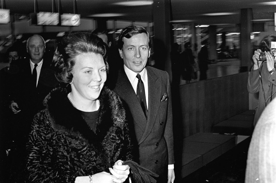 Vertrek prinses Beatrix en prins Claus naar Kopenhagen prinses Beatrix en prins , Bestanddeelnr 921-0401