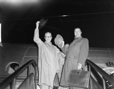 Vertrek Prof. Dr. J. R. M. van de Brink en L. Gotzen naar Djakarta, Bestanddeelnr 903-8691