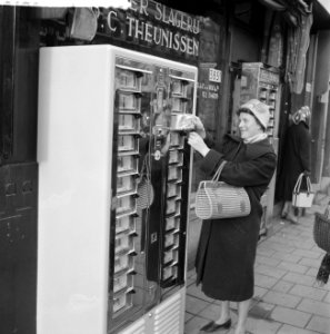 Vers vlees uit automaat aan de Binnenweg te Rotterdam, Bestanddeelnr 912-0399