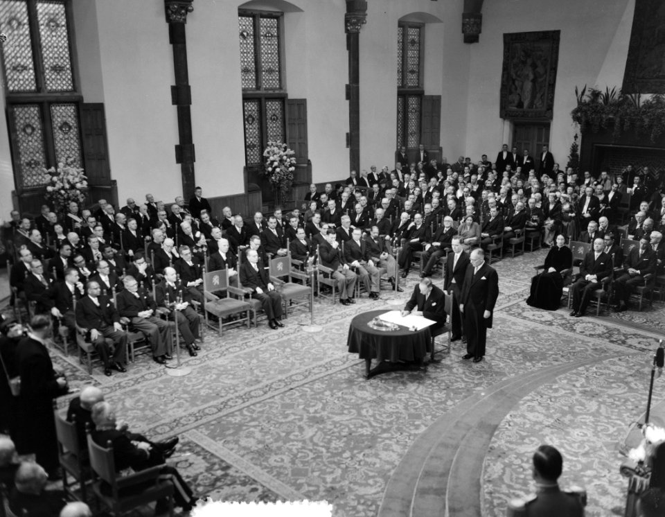 Verschillende ministers ondertekenen de Acte van Bevestiging, Bestanddeelnr 906-8922